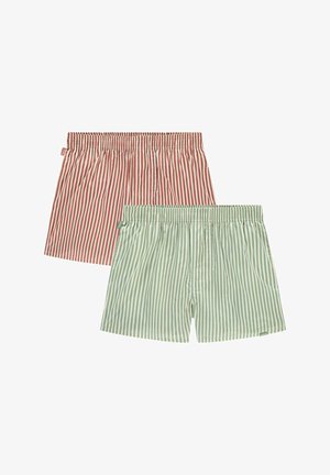Zwei Paare Herrenboxershorts: eine mit roten und weißen Streifen, die andere mit grünen und weißen Streifen. Beide verfügen über elastische Taillengummis.