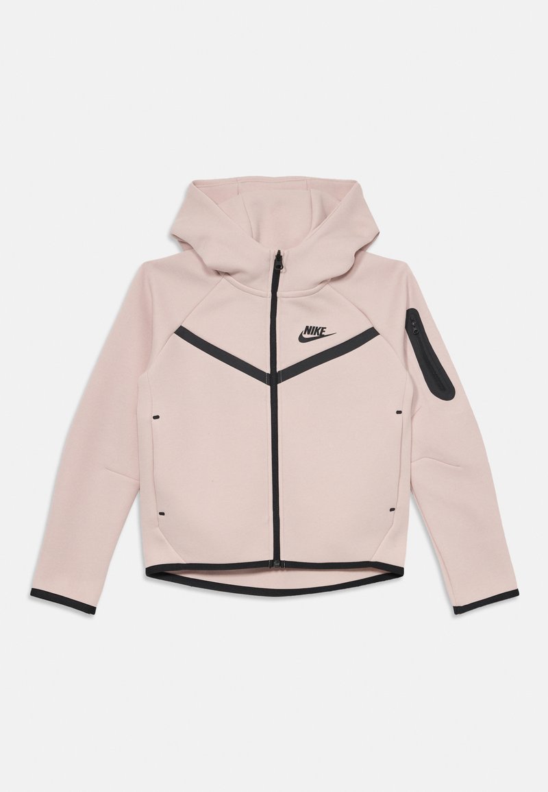 Sweatshirt Nike rosa claro com fecho à frente, detalhes em preto, capuz e um bolso com fecho na manga esquerda. Textura suave.