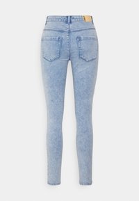 Ljust blå, högmidjade skinny jeans med bakfickor och en liten tan färgad logg på midjebandet.