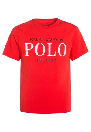 Czerwona koszulka z krótkim rękawem i okrągłym dekoltem z nadrukiem "Ralph Lauren POLO EST. 1967" w kolorze czarno-białym na przodzie.
