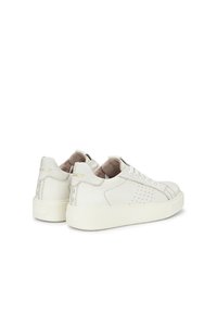 Baskets en cuir blanc avec une texture lisse, bout rond et design minimaliste. Comprend des panneaux latéraux perforés et une semelle en caoutchouc crème.