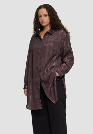 Donkerpaarse blouse met lange mouwen, voorzien van een gestructureerd patroon en een knoopsluiting aan de voorkant. Heeft een kraag en een enkele borstzak.