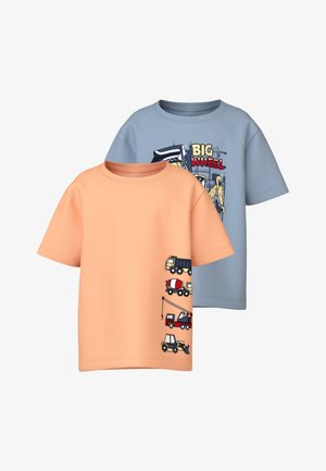 To børnet-shirts, den ene lyseblå med "Big Wheel" og byggepladsmaskiner trykt på, den anden ferskenfarvet med små entreprenørmaskiner på siden.
