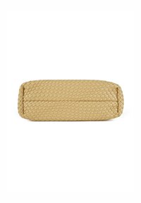 Clutch din piele împletită, în galben deschis, cu formă rectangulară și profil plat. Suprafață texturată cu un model împletit. Detalii de cusătură vizibile.