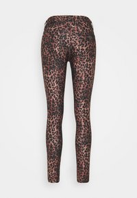 Pantalon slim avec un motif léopard rose et noir, présenté de dos avec des poches visibles et des passants pour ceinture.