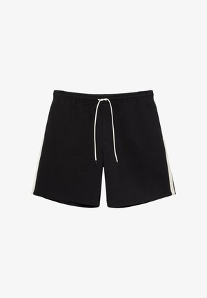 Schwarze Sportshorts mit weißen Seitenstreifen und einem weißen Kordelzugbund, flach auf einem weißen Hintergrund ausgelegt.