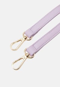 Světle levandulový kožený řemínek s kovovými zlatými sponami a doplňky; hladký povrch s viditelnými švy.