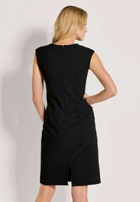 Schwarzes, ärmelloses Kleid mit taillierter Silhouette, Rückenreißverschluss und einem Schlitz am Saum, das glattes Material und maßgeschneiderte Nähte präsentiert.
