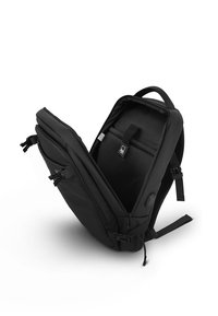 Czarny plecak o eleganckim, minimalistycznym designie. Posiada zamki błyskawiczne, regulowane paski oraz wewnętrzną przegrodę na laptopa. Teksturowany materiał.