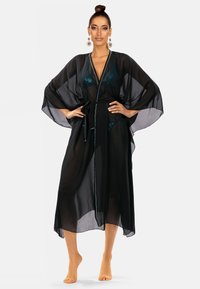 Przezroczysty czarny kimono z szerokimi rękawami, paskiem w talii i ozdobnym turkusowym haftem wzdłuż dekoltu. Lekka, zwiewna tkanina.