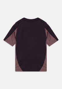 T-shirt à manches courtes en tissu violet fonc�é avec des panneaux latéraux mauve clair. Texture lisse et col rond. Design simple et sportif.