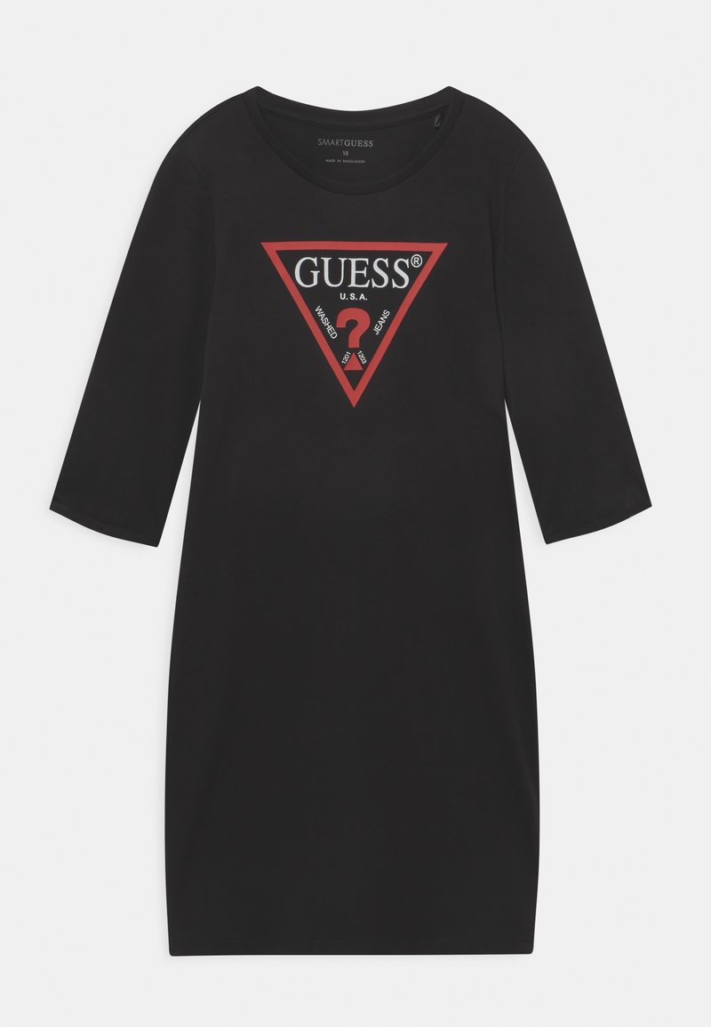 Robe noire longueur genou avec des manches trois-quarts, arborant un logo triangle rouge de GUESS et un texte blanc sur la poitrine.