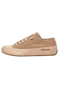 Sneaker in pelle beige con una finitura liscia e opaca, punta rotonda e occhielli dorati. Presenta un pannello in camoscio e il nome del marchio impresso sul tallone.