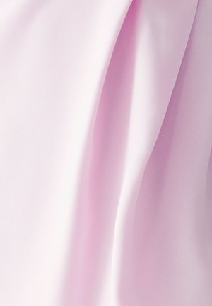 Lichtroze stof met een gladde, satijnen textuur, met zachte plooien en een uniforme uitstraling. Geen patronen of hardware aanwezig.