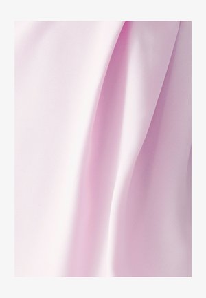 Tejido de color rosa claro con una textura suave y similar al satén, que presenta pliegues suaves y una apariencia uniforme. Sin patrones ni accesorios presentes.