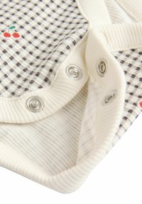 Medvilninis bodis su grietinėlės ir rudos spalvos languotu raštu, su raudonomis vyšnių siuvinėmis ir sidabrinėmis spaustuvėmis apačioje.