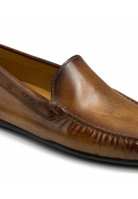 Mocassin en cuir marron avec une finition lisse, bout arrondi, couture décorative et semelle en caoutchouc flexible. Pas de matériel ou de motifs visibles.