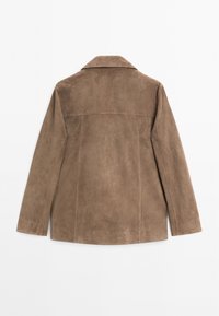 Braune Wildlederjacke mit langen Ärmeln, einem Kragen und geradem Schnitt. Die Rückseite ist nahtlos gestaltet und hat keine sichtbaren Beschläge.