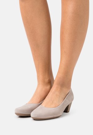Chaussures à talons hauts en daim gris clair avec un bout rond et un talon empilé texturé. Surface lisse et design sobre.