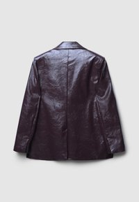 Burgunderfarbener Kunstleder-Blazer mit leicht glänzender Oberfläche, ausgestattet mit einem Reverskragen und einem einzigen Schlitz auf der Rückseite.