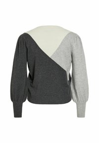 Pull en tricot gris et gris clair avec des manches bouffantes, présentant un design en bloc de couleur diagonal et une texture douce. Vue de dos montrée.