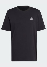 Camiseta de algodón negra con cuello redondo y mangas cortas. Presenta un pequeño logo blanco de Adidas en la parte superior del lado izquierdo del pecho.