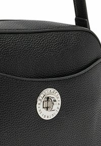 Borsa a tracolla in pelle nera texture con un design arrotondato, caratterizzata da un accento metallico circolare argentato e una semplice chiusura a soffietto.