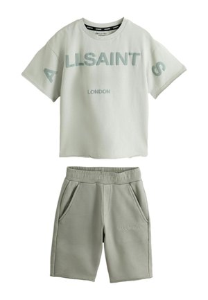 Lysegrå T-shirt med korte ærmer med teksten "ALLSAINTS LONDON" og matchende elastiske shorts med lommer i siden og logopatch.