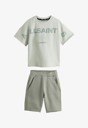 Lysegrå T-shirt med korte ærmer med teksten "ALLSAINTS LONDON" og matchende elastiske shorts med lommer i siden og logopatch.