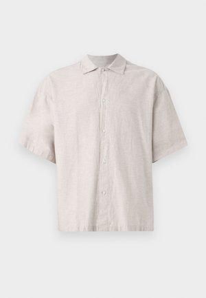 Svetlošedá košeľa s krátkym rukávom vyrobená z ľanu. Má zapínanie na gombíky, plochý golier a voľný strih s príjemnou textúrou.