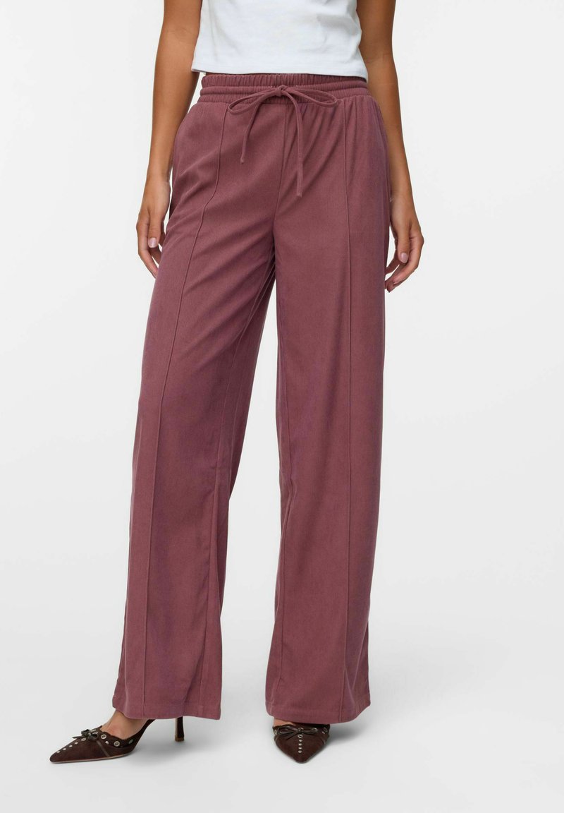 Pantalons larges mauves en tissu doux, dotés d'une taille élastique, d'un cordon de serrage et de coutures latérales pour une texture et des détails de design supplémentaires.