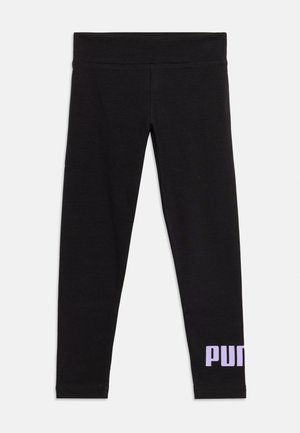 Sorte leggings i fuld længde med bred linning og delvist lilla "PUMA" logo nær bunden af venstre ben.