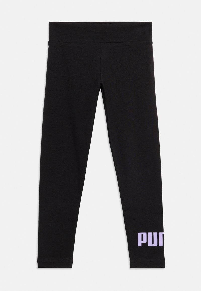 Μαύροι κολάν ολόκληρου μήκους με φαρδύ λάστιχο μέσης και μερικό μωβ λογότυπο "PUMA" κοντά στο κάτω μέρος του αριστερού ποδιού.