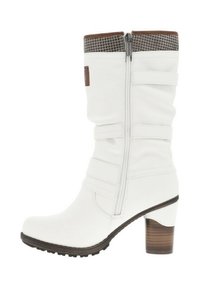 Botte blanche jusqu'au genou avec une fermeture éclair latérale, bande supérieure marron et accents texturés. Présente un talon épais et des détails de sangle sur la tige.