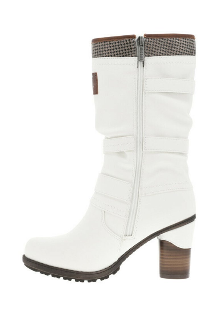 Botte blanche jusqu'au genou avec une fermeture éclair latérale, bande supérieure marron et accents texturés. Présente un talon épais et des détails de sangle sur la tige.