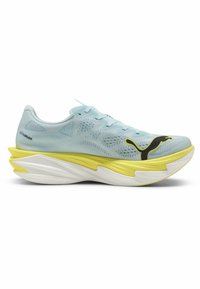 Chaussure de course bleu clair avec une semelle épaisse jaune et blanche, logo Puma noir à l'avant, et texte "ULTRAWAVE" près du talon.