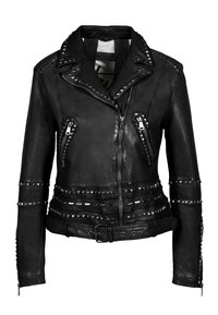 Veste de biker en cuir noir avec accents cloutés, poches zippées et coupe ajustée. Comprend des coutures décoratives et une taille ceinturée.