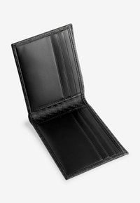 Portefeuille en cuir noir, design pliable, doté de six emplacements pour cartes et d'une texture lisse. L'intérieur présente un motif subtil. Coutures propres.