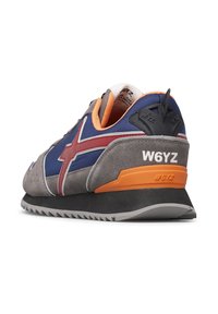 Retro-Sneaker in Grau, Blau, Orange und Rot mit "W6YZ" Branding an der Ferse und strukturiertem Sohlenprofil, von der Rückseite rechts betrachtet.