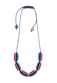 Collana di perline con perle ovali a strisce alternate rosse, blu e crema, dotata di un cordino regolabile blu scuro e perline di accento.
