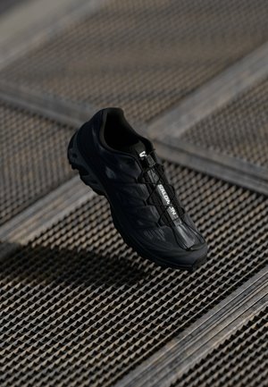 XT 6 CAMO UNISEX  - Trainers - black/asphalt/castlerock