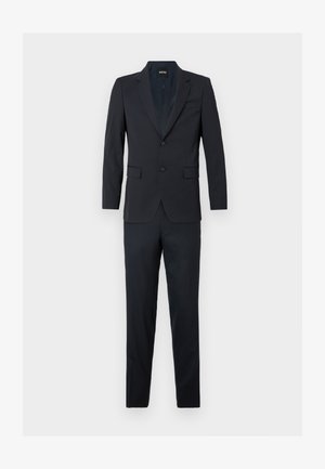 Costume deux pièces bleu marine, conception sur mesure avec une coupe slim. Blazer à simple boutonnage avec deux boutons, pantalon à plat, texture de tissu lisse.