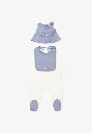Body blanc pour bébé avec des patchs bleus aux pieds, un bavoir bleu assorti et un chapeau seau bleu avec de petites oreilles en tissu.