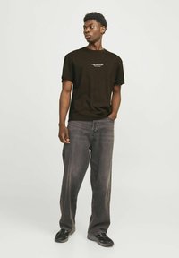 Jack & Jones JORVESTERBRO CREW NECK - Trükipildiga T-särk - chocolate torte