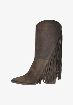 Stivaletto alla caviglia in suede marrone scuro con punta affusolata, caratterizzato da dettagli in frange lungo il lato e un tacco basso e impilato.