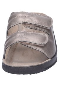 Metallic silberne Rutschsandale mit zwei Klettverschlüssen, offenes Design, strukturierte Innensohle und schwarze Gummisohle.