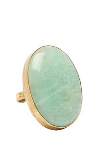Złoty pierścionek z dużym, owalnym zielonym kamieniem szlachetnym o gładkiej powierzchni i subtelnym marmurkowaniu, osadzony w teksturowanej złotej obrączce.