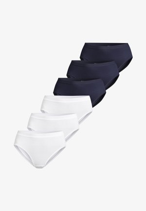 Zestaw sześciu damskich bawełnianych majtek, trzy czarne i trzy białe, ułożone diagonalnie na białym tle.