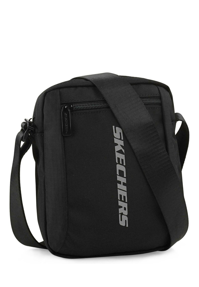 Bolso de hombro negro y rectangular hecho de material duradero, con un bolsillo frontal con cremallera y una correa larga ajustable; logo "SKECHERS" mostrado.