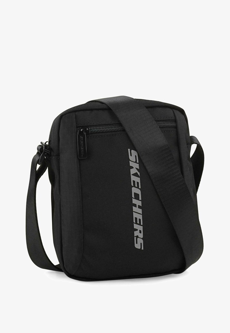 Bolso de hombro negro y rectangular hecho de material duradero, con un bolsillo frontal con cremallera y una correa larga ajustable; logo "SKECHERS" mostrado.